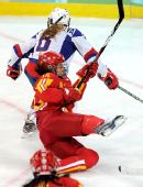 图文：女子冰球中国3-1斯洛伐克 孙锐倒地瞬间
