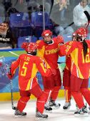 图文:女子冰球中国3-1斯洛伐克 队友们一起庆祝