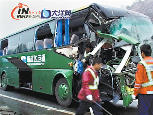 大客车车头和前门被撞得扭成一团,乘客敲碎两个车窗逃出.  何道岚供图