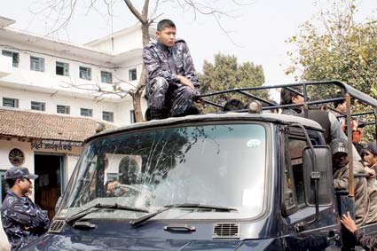 尼泊尔首都全城罢工车辆停驶 北京上海游客滞