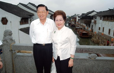05年7月11日上午，江丙坤夫妇在山塘参观。