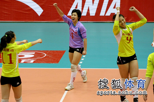 图文:北京女排3-0胜上海女排 北京队欢呼胜利