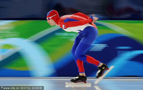 图文：速度滑冰男子10000米 俄罗斯选手在滑行