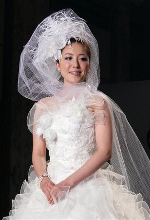 平原绫香参加婚纱服装秀 身着礼服演唱歌曲