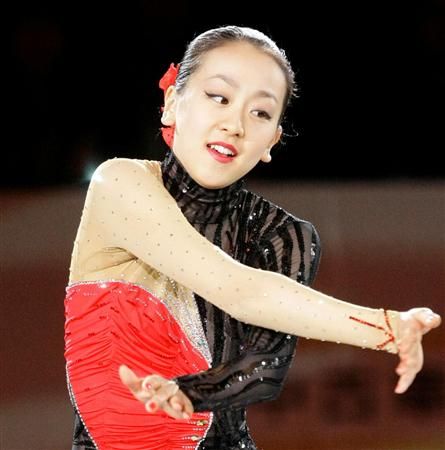 图文:花滑美女浅田真央写真 表演非常投入