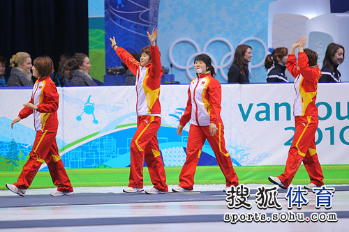 图文:短道女子接力中国队夺冠 王蒙高举双臂