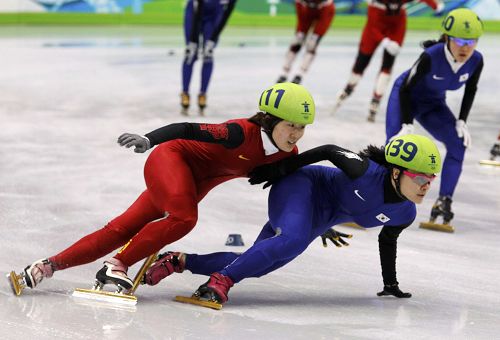 图文:短道女子接力中国夺冠 孙琳琳与对手碰撞