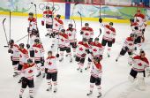 图文:男子冰球加拿大7-3俄罗斯 加拿大庆祝胜利