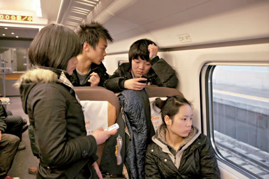 “本来我们应该在考场上，现在却连北京站都没到，这次完了，恐怕又要多奋战一年了。”昨日，来自沈阳的9名学生乘坐D12动车，打算参加北京服装学院当天的艺术高考（大图）。由于东北雨雪冰冻天气致进京列车晚点107列（小图），直到昨日10时，他们才到达北京站，并因此错过了当天的考试。针对此情况，有高校表示愿为考生提供补考机会。本报记者孙纯霞摄