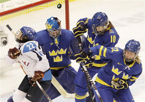图文：女子冰球铜牌争夺战 芬兰进攻瞬间