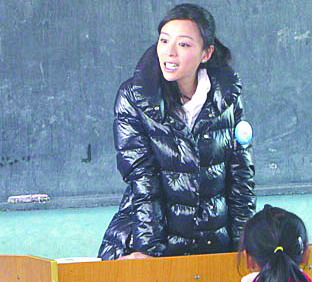 张静初站上讲台，为孩子们上了一堂英语课。