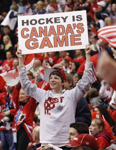图文：女子冰球加拿大2-0美国 看台上的标语