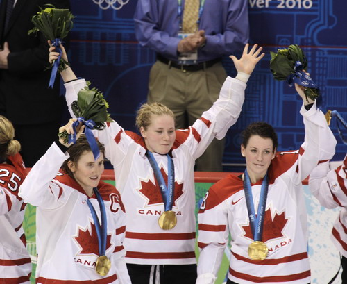 图文：女子冰球加拿大2-0美国 加拿大队员庆祝