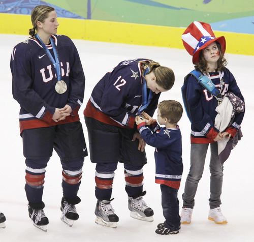 图文：女子冰球加拿大2-0美国 美国队员很低落