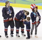 图文：女子冰球加拿大2-0美国 美国队员很低落