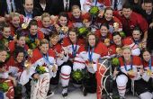 图文：加拿大夺女子冰球冠军 全队合影留念