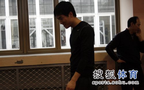 刘翔低头走路