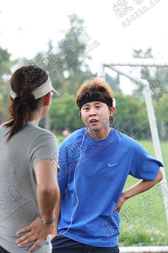 组图:王蒙踢足球不逊专业选手 踩单车过男队友