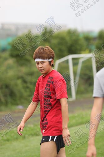 组图:王蒙踢足球不逊专业选手 踩单车过男队友