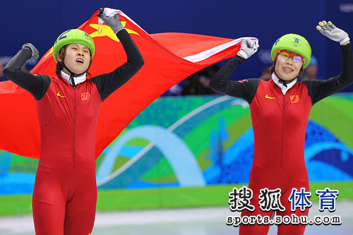 图文:王蒙夺得1000米金牌 与周洋举国旗谢观众