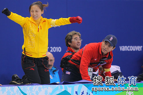 图文:中国夺得1000米金牌 主教练李琰欣喜若狂