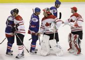 图文：加拿大晋级男子冰球决赛 双方互致问候