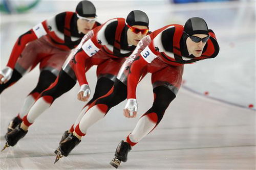 图文:速滑男子团体追逐赛 加拿大队列队前行-搜狐体育
