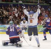 图文：冬奥男子冰球铜牌战 芬兰选手欢呼