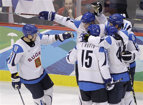 图文：冬奥男子冰球铜牌战 芬兰队大肆庆祝