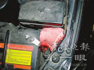 用红色毛巾包裹藏在汽车引擎盖内的火车票