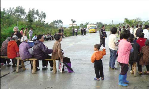 和平村英语一年费用：广东一小学被撤点并校 村民堵校车忧对方抢生源