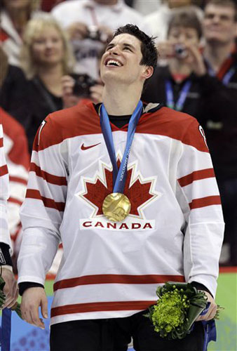 图文：颁奖仪式加拿大疯狂庆祝 领奖时笑容灿烂
