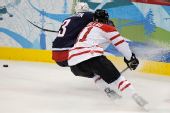图文：加拿大冰球3-2美国夺冠 美国队强森带球