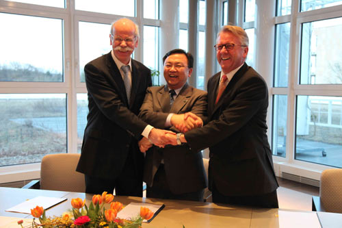 戴姆勒董事会主席蔡澈博士（左）；王传福（中）；奔驰公司代表（右）