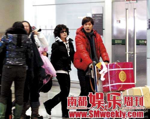 刘晓庆在机场“一拖二”
