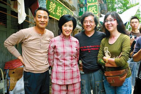 在《岁月神偷》片场的任达华、吴君如、罗启锐、张婉婷（由左至右）