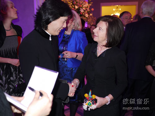 李云迪送给波兰总统夫人一个中国布老虎