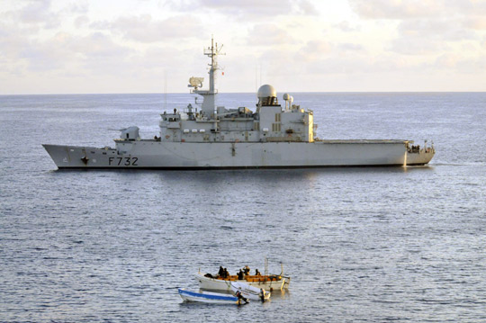 组图:欧洲海军和索马里海盗发生交火事件