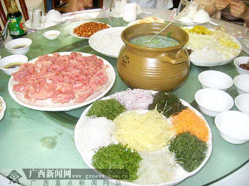 广西横县一餐厅推出吃猪生 口感还不错(图)