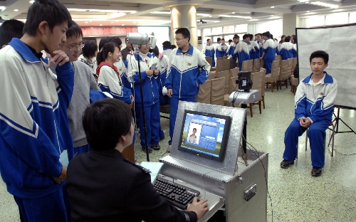 组图:北京警方进校园集中为学生办理身份证