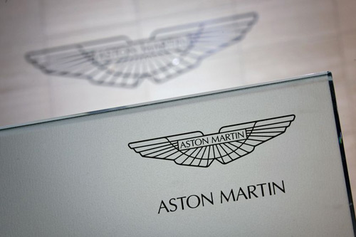 阿斯顿·马丁(aston martin)汽车标志为一只展翅飞翔的大鹏,高清图片
