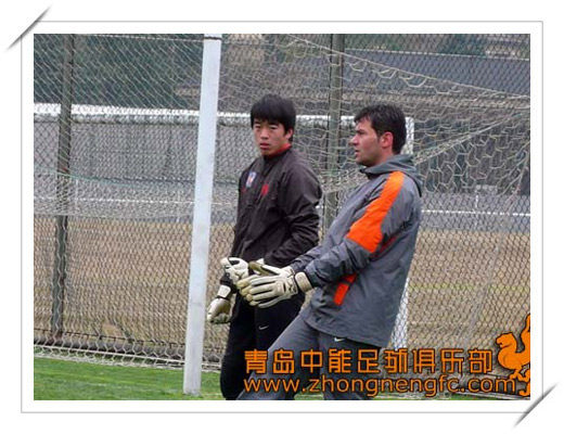 图文:青岛中能杭州备战 新上任的守门员教练