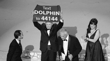 奥斯卡现场，主创呼吁大家发短信“DOLPHIN”（海豚）至44144，以示支持保护海豚运动