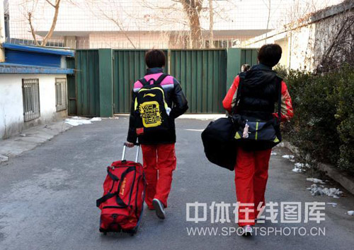 图文:女乒赴天津参加选拔赛 队员的背影