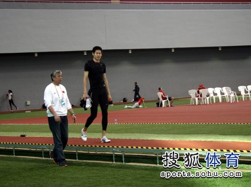 图文:刘翔赛前训练 跳远选手准备训练