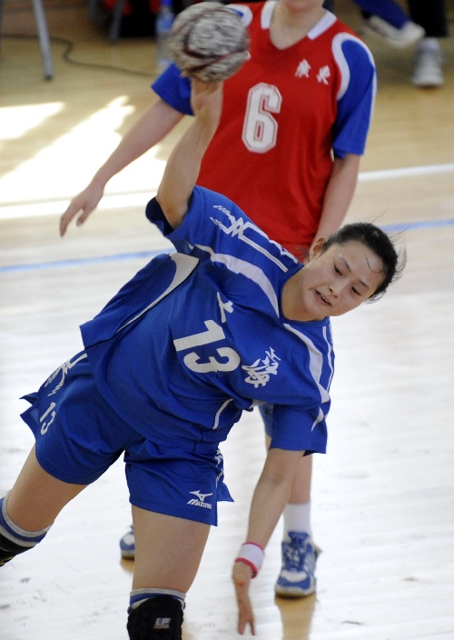 图文:全国女子手球冠军杯 上海队汪岚岚射门