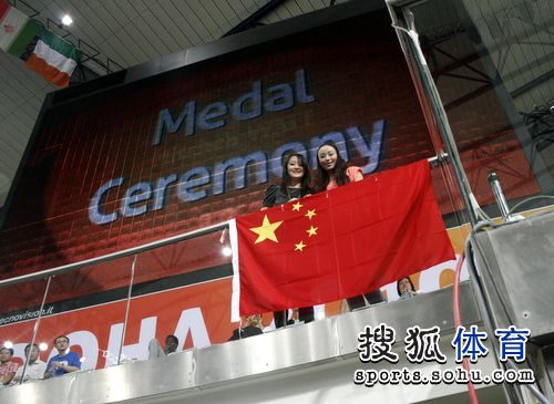 图文美女擎国旗为刘翔助威五星红旗非常鲜艳