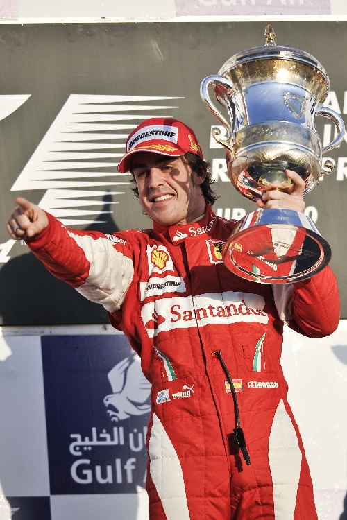 图文:2010f1巴林站正赛 阿隆索笑捧奖杯