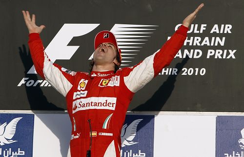 图文:F1巴林站正赛 阿隆索张开双臂仰面朝天