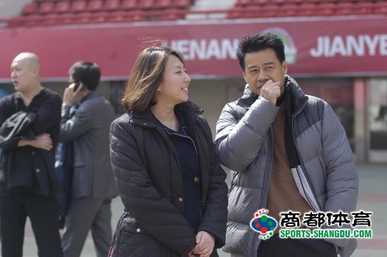 幻灯:河南美女老总杨楠助阵 与吴金贵相谈甚欢
